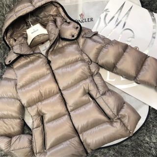 モンクレール(ベージュ系)の通販 900点以上 | MONCLERを買うならラクマ 店頭受取対応商品 レディース ベージュ ブラック モンクレール MONCLER ダウンジャケット