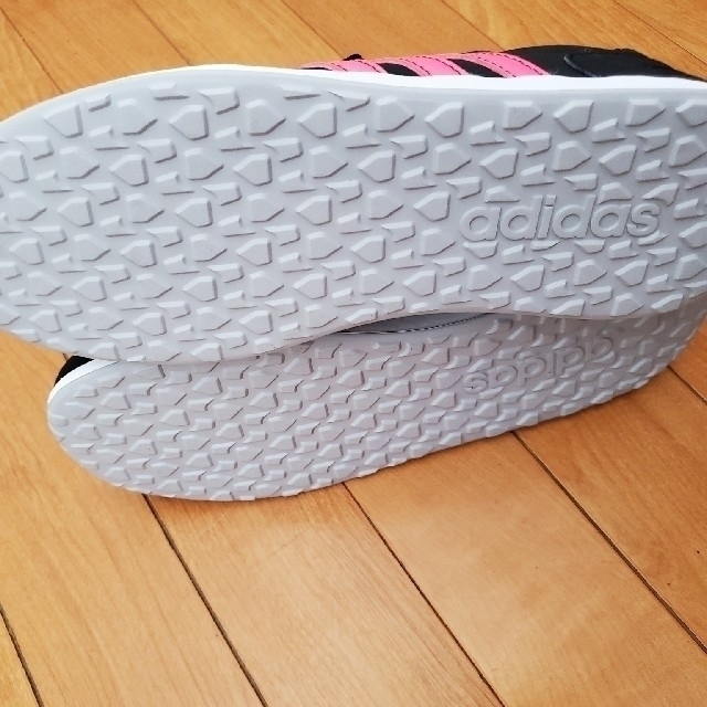 adidas(アディダス)の【新品】adidasスニーカー(24.5cm) レディースの靴/シューズ(スニーカー)の商品写真