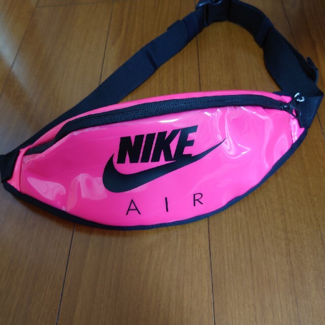 NIKE(ナイキ)のセット売り値下げ☆NIKE　　キッズＳサイズ　ボディバッグ キッズ/ベビー/マタニティのキッズ服男の子用(90cm~)(Tシャツ/カットソー)の商品写真