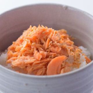 無添加 銀鮭塩引き焼きほぐし「俺の塩引き」6本セット（送料込）(缶詰/瓶詰)