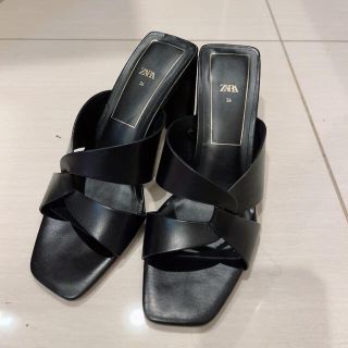 ザラ(ZARA)のZARA ザラ　サンダル　レザーブロックヒール　ブラック　人気(サンダル)