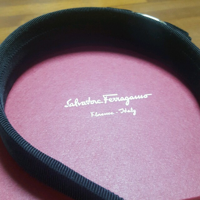 Salvatore Ferragamo(サルヴァトーレフェラガモ)の【箱つき】Ferragamo　ヴァラカチューシャ レディースのヘアアクセサリー(カチューシャ)の商品写真