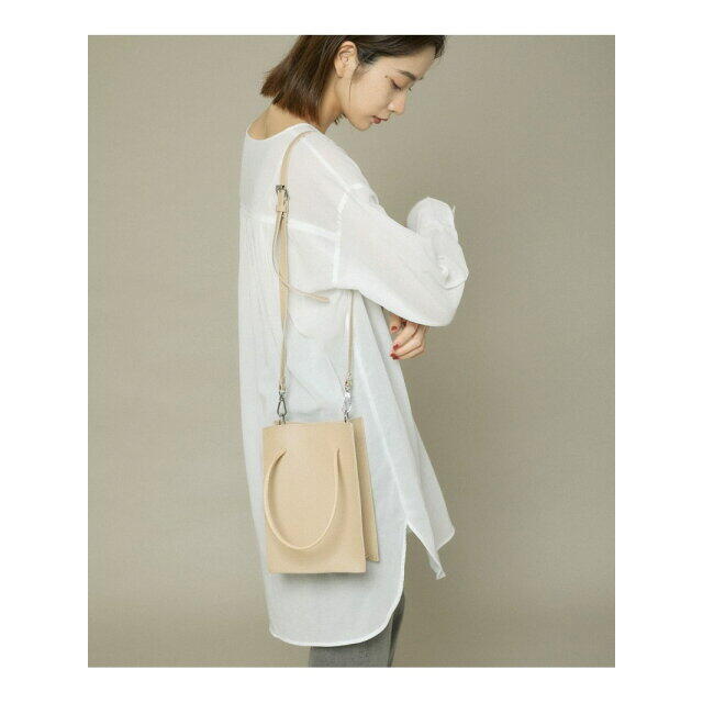 KBF(ケービーエフ)の【BEIGE】スクエアミニBAG レディースのバッグ(ショルダーバッグ)の商品写真