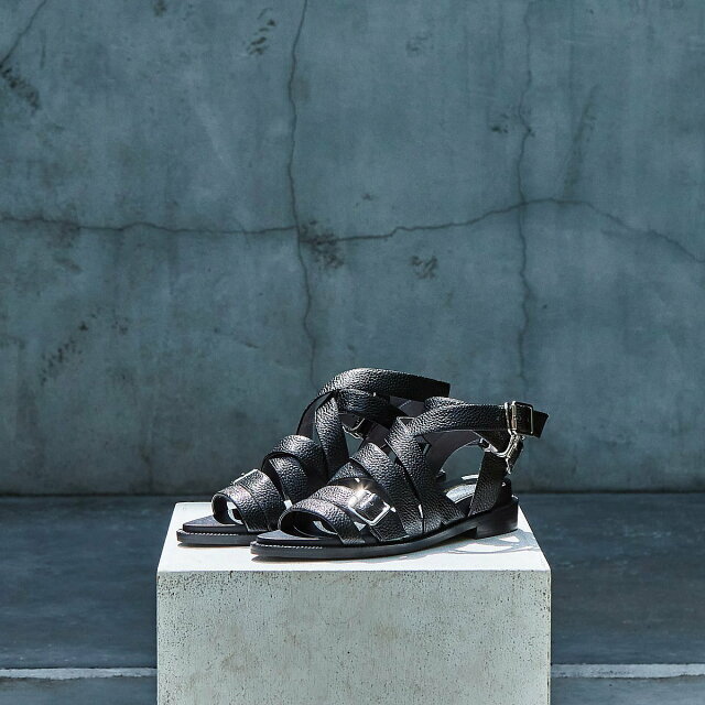AU BANNISTER(オゥバニスター)の【ブラック】グラディエーターサンダル レディースの靴/シューズ(サンダル)の商品写真