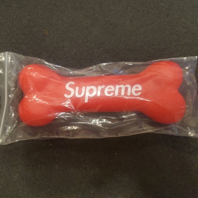 Supreme - Supreme dog bone 犬用オモチャの通販 by こまはち's shop｜シュプリームならラクマ