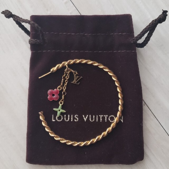 LOUIS VUITTON(ルイヴィトン)の訳あり！　ルイヴィトン　揺れる3種類のチャーム付きピアス　ゴールド レディースのアクセサリー(ピアス)の商品写真