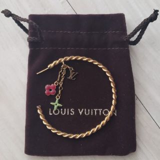 ルイヴィトン(LOUIS VUITTON)の訳あり！　ルイヴィトン　揺れる3種類のチャーム付きピアス　ゴールド(ピアス)