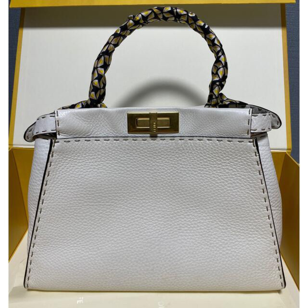 FENDI ピーカブー　レギュラー　セレリア　ホワイト