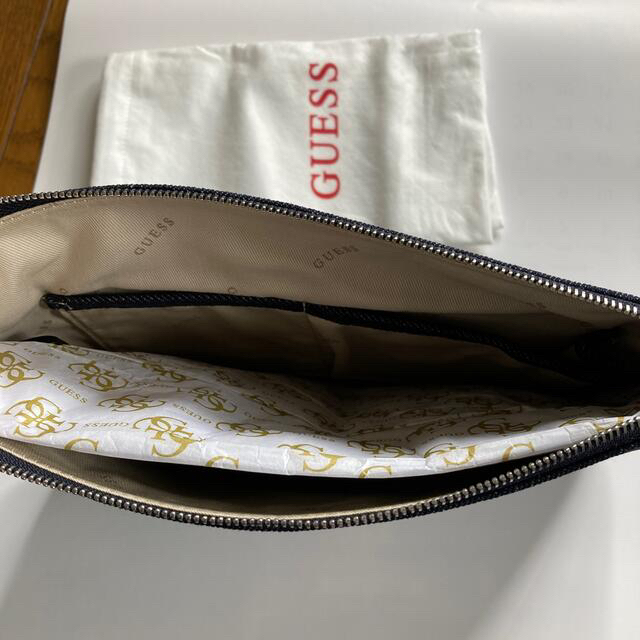 GUESS(ゲス)のGUESS デニム 黒 クラッチバッグ レディースのバッグ(クラッチバッグ)の商品写真