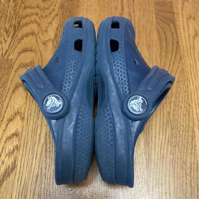 crocs(クロックス)のクロックスサンダル　ネイビー 15.5cm  C8〜9 キッズ/ベビー/マタニティのキッズ靴/シューズ(15cm~)(サンダル)の商品写真