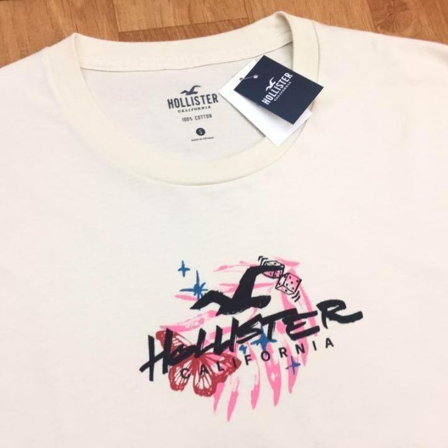 Hollister(ホリスター)の新品【メンズM】★ホリスター★バタフライモチーフ背中ロゴ半袖Ｔシャツ/ベージュ メンズのトップス(Tシャツ/カットソー(半袖/袖なし))の商品写真