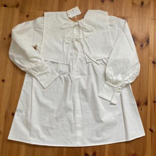 ダブルクローゼット(w closet)のw closet（ダブルクローゼット）新品！前後2WAY着用できる白ブラウス(シャツ/ブラウス(長袖/七分))