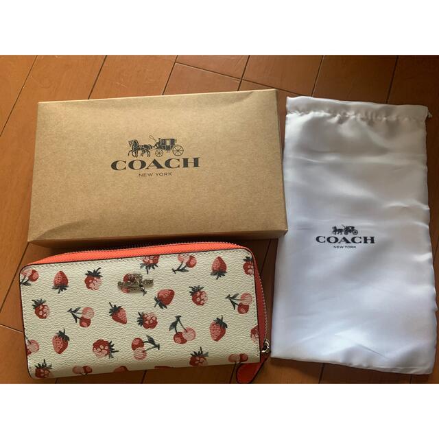 COACH(コーチ)のコーチcoach 長財布　ホワイト　チェリー　ストロベリー レディースのファッション小物(財布)の商品写真