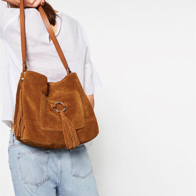 ZARA(ザラ)のZARA  美品 タッセル付きレザー巾着バック レディースのバッグ(ショルダーバッグ)の商品写真