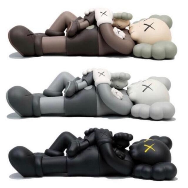 KAWS:HOLIDAY SINGAPORE brown grey black  エンタメ/ホビーのフィギュア(その他)の商品写真