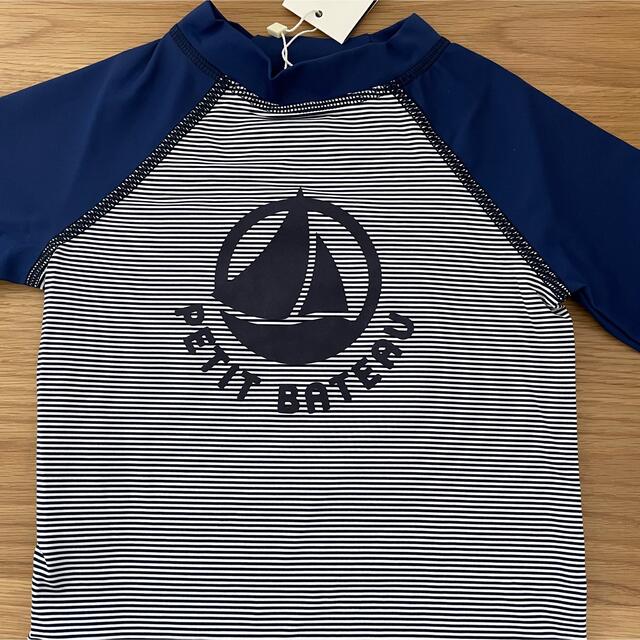 PETIT BATEAU(プチバトー)の新品未使用  プチバトー  ロゴ入り  ミラレ  ラッシュガード  8ans キッズ/ベビー/マタニティのキッズ服男の子用(90cm~)(水着)の商品写真