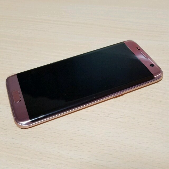 SAMSUNG(サムスン)のau galaxy s7 edge ピンクゴールド スマホ/家電/カメラのスマートフォン/携帯電話(スマートフォン本体)の商品写真