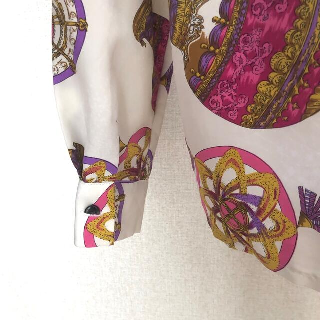 柄シャツ 白 ピンク 紫 オリエンタル 襟付き レトロ ヴィンテージ 古着 レディースのトップス(シャツ/ブラウス(長袖/七分))の商品写真