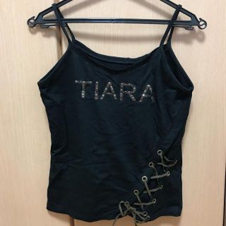 ティアラ(tiara)のマイフェイバリットティアラ ロゴ キャミソール レースアップ スタッヅ(キャミソール)