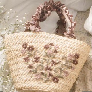 メゾンドフルール(Maison de FLEUR)のフリルハンドフラワー刺繍カゴバック(かごバッグ/ストローバッグ)