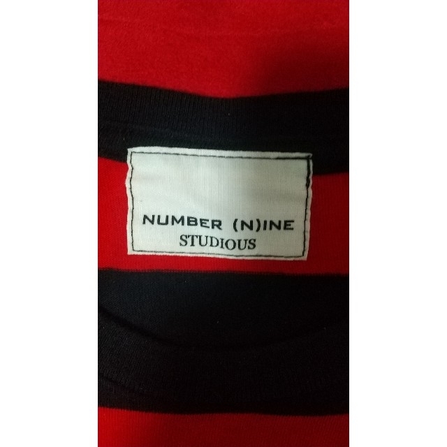 NUMBER (N)INE(ナンバーナイン)のナンバーナイン ステュディオス コラボ 赤 黒 レッド ブラック Tシャツ 匿配 メンズのトップス(Tシャツ/カットソー(半袖/袖なし))の商品写真