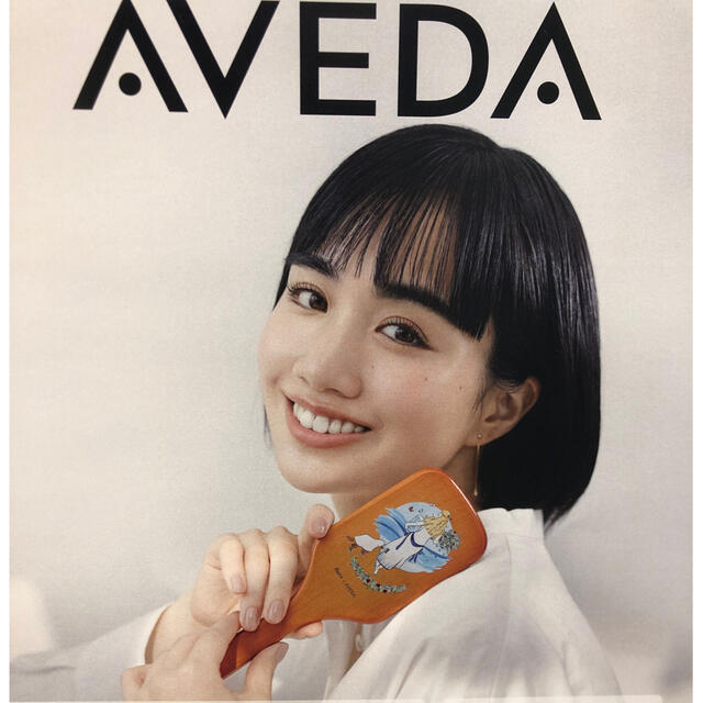AVEDA(アヴェダ)のAVEDA パドルブラシ　ミニ　foxco イラストレーター　限定　アヴェダ完売 コスメ/美容のヘアケア/スタイリング(ヘアブラシ/クシ)の商品写真