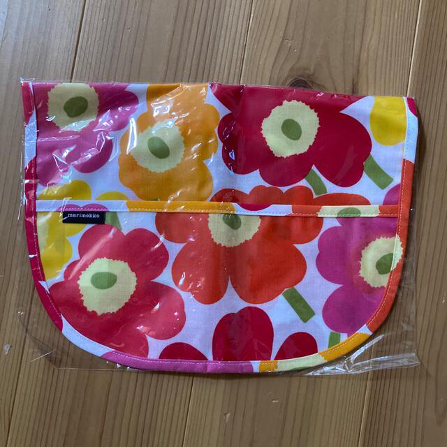 marimekko(マリメッコ)の週末SALE☆新品未使用　marimekko お食事エプロン　ウニッコ キッズ/ベビー/マタニティの授乳/お食事用品(お食事エプロン)の商品写真