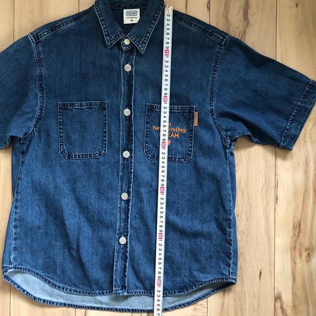 GU(ジーユー)のGU✖️STUDIO SEVENデニムシャツ キッズ 150 キッズ/ベビー/マタニティのキッズ服男の子用(90cm~)(Tシャツ/カットソー)の商品写真