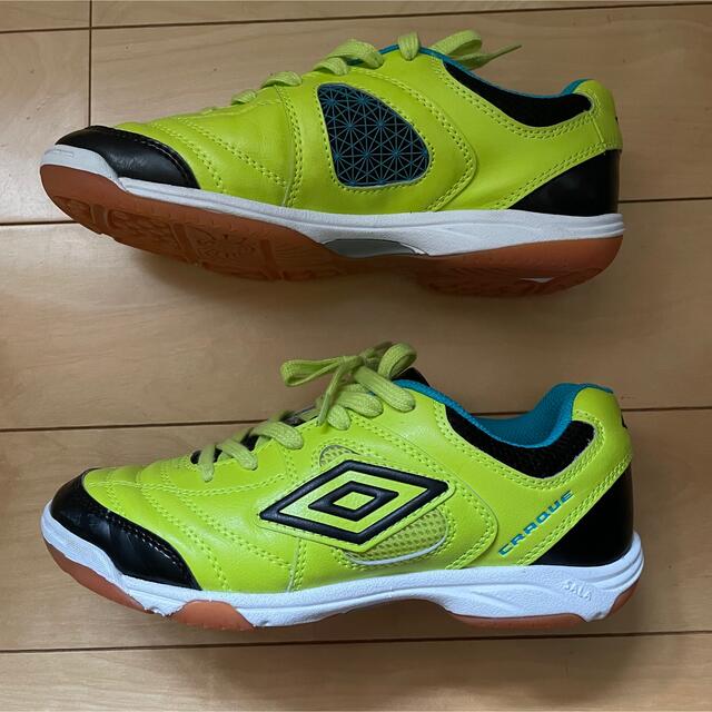 UMBRO(アンブロ)のアンブロ　フットサルシューズ　22.5cm スポーツ/アウトドアのサッカー/フットサル(シューズ)の商品写真