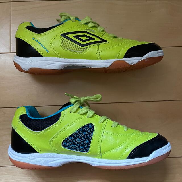 UMBRO(アンブロ)のアンブロ　フットサルシューズ　22.5cm スポーツ/アウトドアのサッカー/フットサル(シューズ)の商品写真