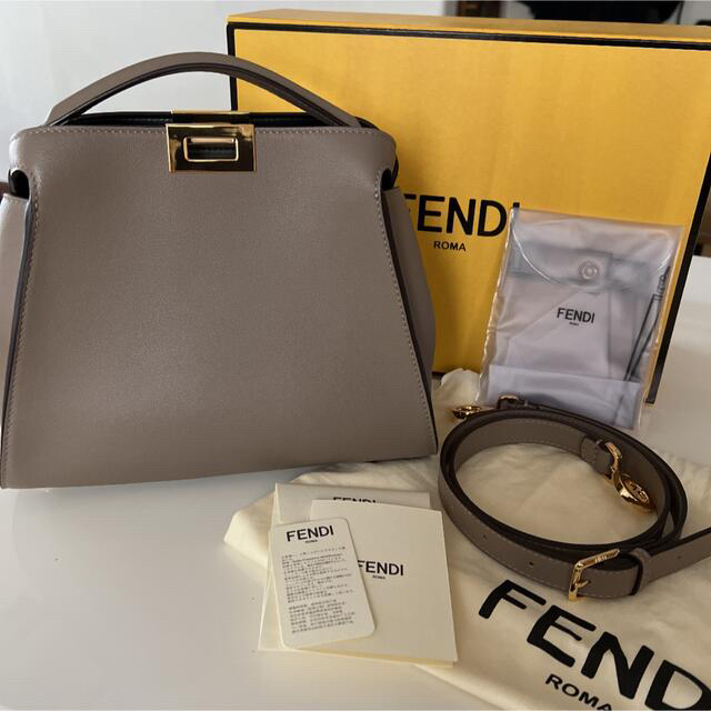 FENDI(フェンディ)のfendi フェンディ  エッセンシャリー　ピーカブー レディースのバッグ(ハンドバッグ)の商品写真