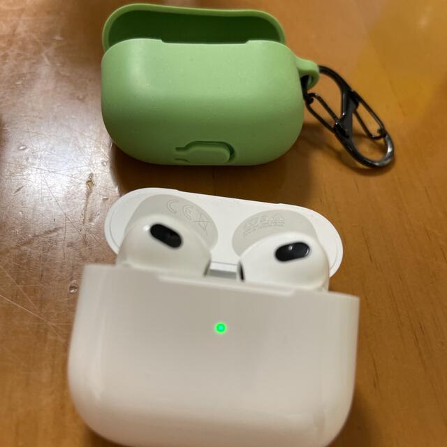 Apple(アップル)のapple airpods 第3世代 スマホ/家電/カメラのオーディオ機器(ヘッドフォン/イヤフォン)の商品写真