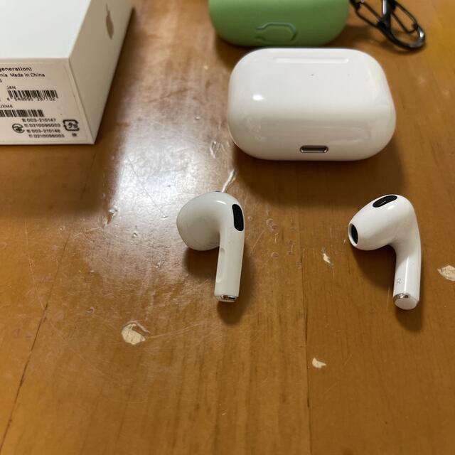 Apple(アップル)のapple airpods 第3世代 スマホ/家電/カメラのオーディオ機器(ヘッドフォン/イヤフォン)の商品写真