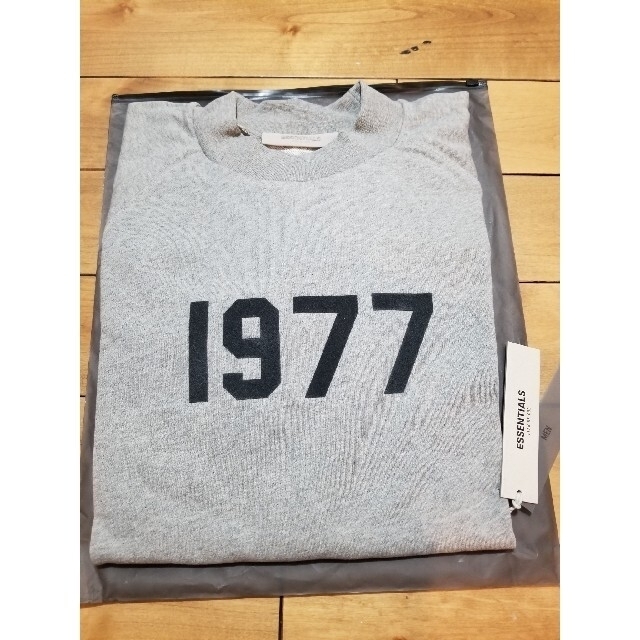 FEAR OF GOD(フィアオブゴッド)のESSENTIALS 1977 スウェットTシャツ メンズのトップス(Tシャツ/カットソー(半袖/袖なし))の商品写真