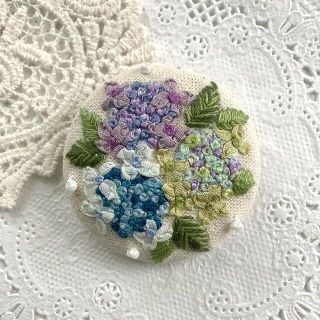 紫陽花　刺繍ブローチ/ ヘアゴム　ハンドメイド(コサージュ/ブローチ)