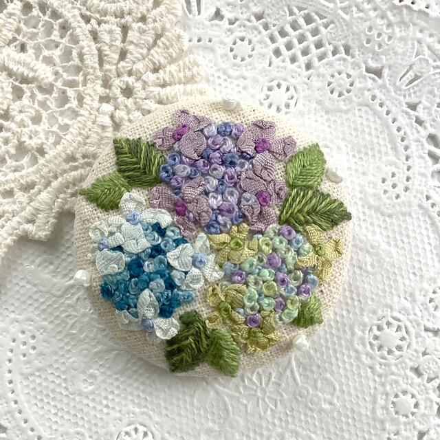 紫陽花　刺繍ブローチ/ ヘアゴム　ハンドメイド ハンドメイドのアクセサリー(コサージュ/ブローチ)の商品写真