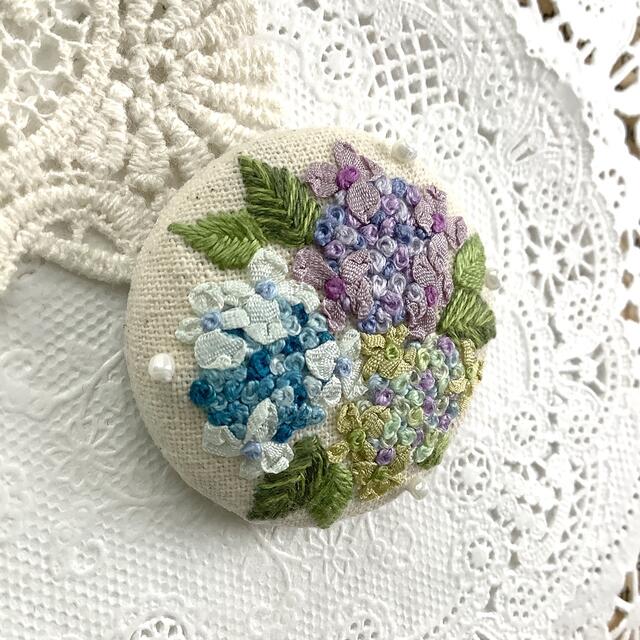 紫陽花　刺繍ブローチ/ ヘアゴム　ハンドメイド ハンドメイドのアクセサリー(コサージュ/ブローチ)の商品写真