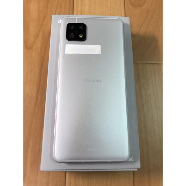 AQUOS(アクオス)のdocomo AQUOS sense6 SH-54B シルバー 【送料無料】 スマホ/家電/カメラのスマートフォン/携帯電話(スマートフォン本体)の商品写真