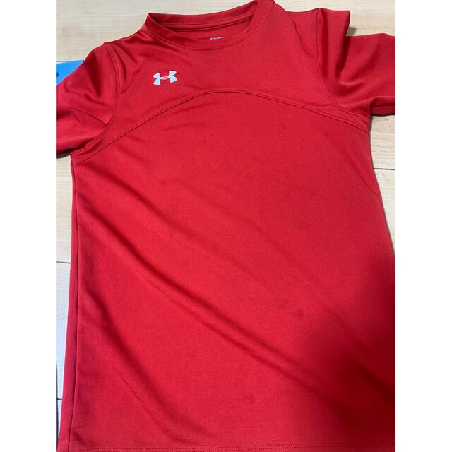 UNDER ARMOUR(アンダーアーマー)のアンダーアーマー Tシャツ　140cm 赤 キッズ/ベビー/マタニティのキッズ服男の子用(90cm~)(Tシャツ/カットソー)の商品写真