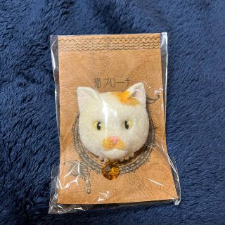 フェリシモ(FELISSIMO)のみけ猫　フェルトネコブローチ★ハンドメイド(ぬいぐるみ)