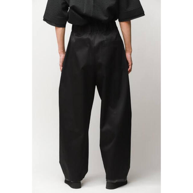 COMOLI(コモリ)のsage nation   box pleat trouser black sm メンズのパンツ(チノパン)の商品写真