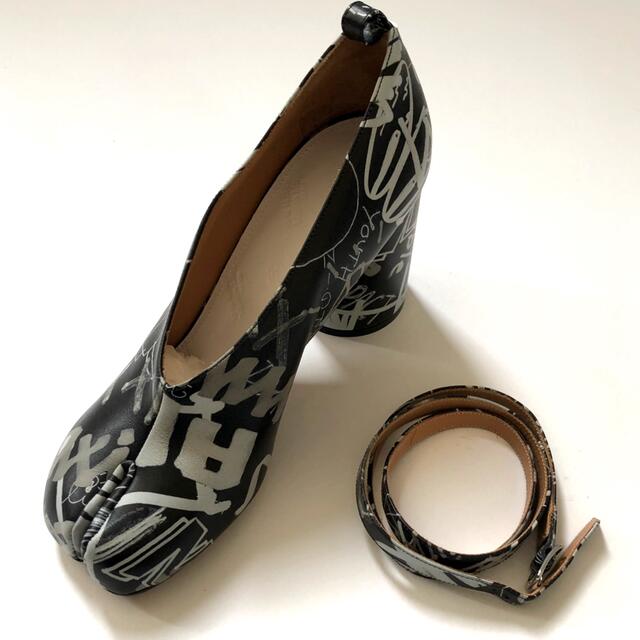 Maison Martin Margiela(マルタンマルジェラ)の国内正規141,900円 メゾン マルジェラ 足袋 タビ パンプス グラフィティ レディースの靴/シューズ(ハイヒール/パンプス)の商品写真