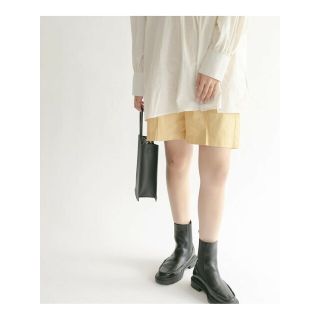 ケービーエフ(KBF)の【YELLOW】ハイウエストコーティングショートパンツ(その他)