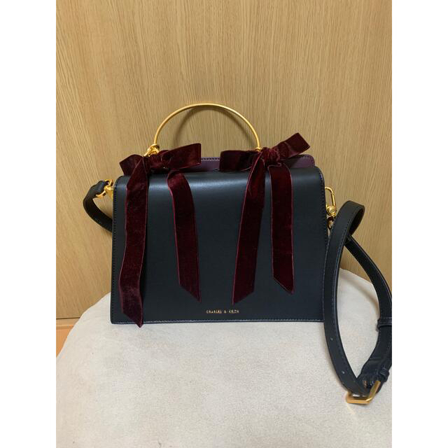 Charles and Keith(チャールズアンドキース)の1度使用🌟チャールズアンドキース　ベルベットボウディテール トップハンドルバッグ レディースのバッグ(ショルダーバッグ)の商品写真