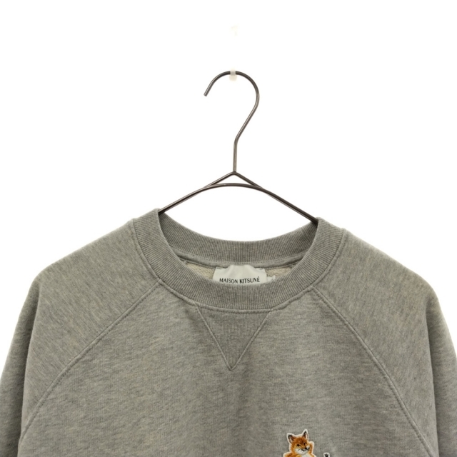 MAISON KITSUNE'(メゾンキツネ)のMAISON KITSUNE メゾンキツネ CHILLAX FOX PATCH REGULAR FIT SWEATSHIRT レギュラーフィット スウェット トレーナー ロゴ ライトグレー メンズのトップス(スウェット)の商品写真