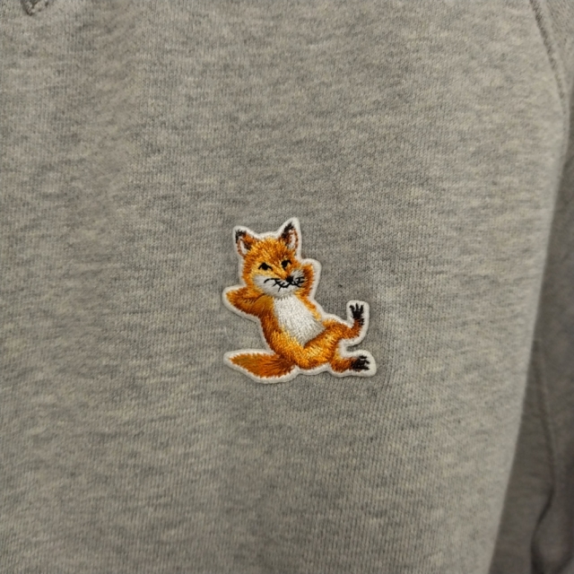 MAISON KITSUNE'(メゾンキツネ)のMAISON KITSUNE メゾンキツネ CHILLAX FOX PATCH REGULAR FIT SWEATSHIRT レギュラーフィット スウェット トレーナー ロゴ ライトグレー メンズのトップス(スウェット)の商品写真