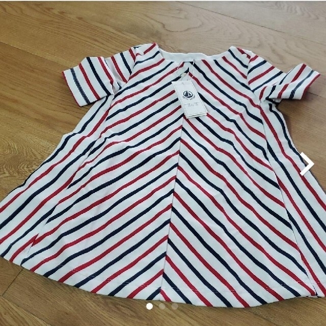 PETIT BATEAU(プチバトー)のプチバトー　トリコロール　半袖ワンピース　104㎝　4歳 キッズ/ベビー/マタニティのキッズ服女の子用(90cm~)(ワンピース)の商品写真