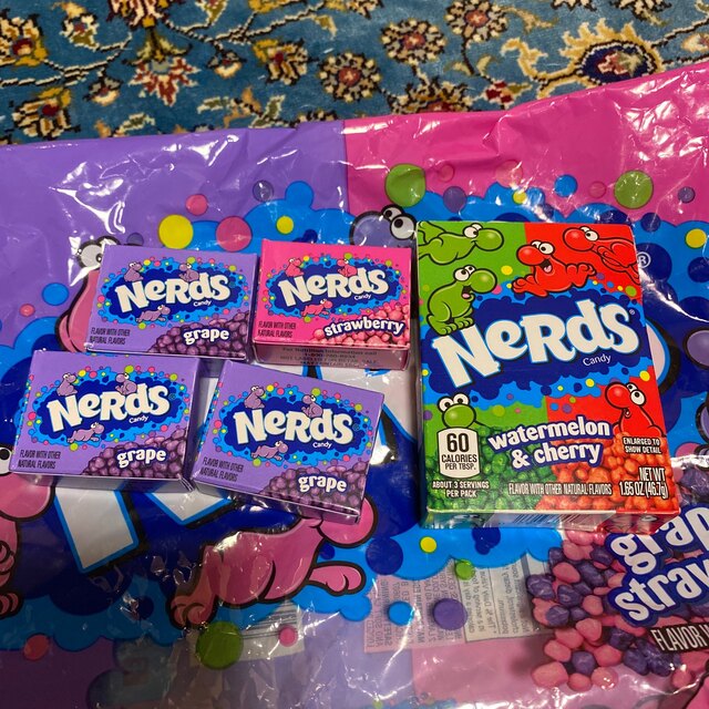 Flying Tiger Copenhagen(フライングタイガーコペンハーゲン)のお試しサイズ🌈ナーズ  NeRds つぶつぶ　🍓🍇　いちご　グレープ 食品/飲料/酒の食品(菓子/デザート)の商品写真