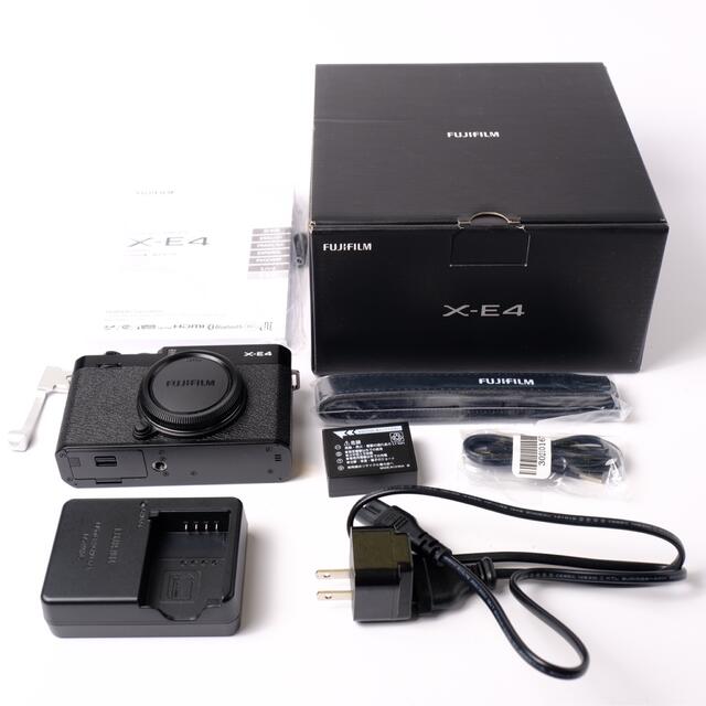 富士フイルム(フジフイルム)の富士フイルム X-E4 ブラック スマホ/家電/カメラのカメラ(ミラーレス一眼)の商品写真