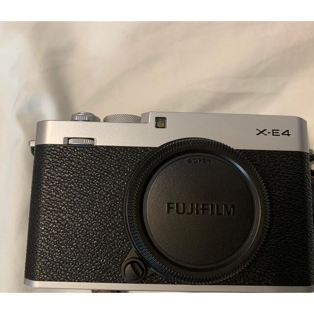 富士フイルム(フジフイルム)のFUJIFILM X-e4 スマホ/家電/カメラのカメラ(ミラーレス一眼)の商品写真